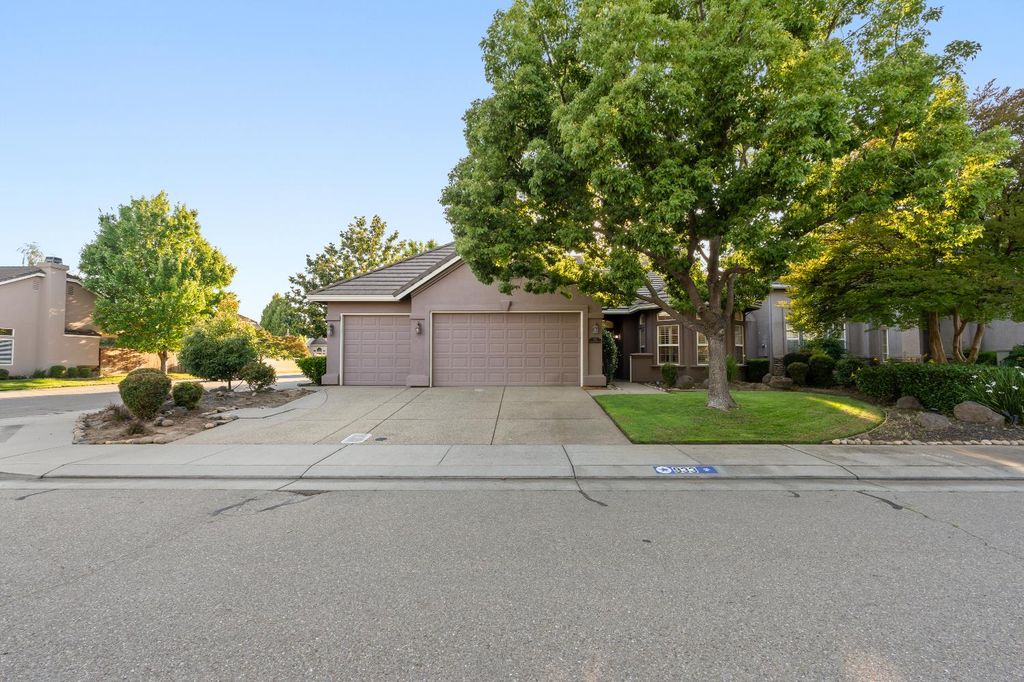 933 Golden Oak Dr, Lodi, CA 95242