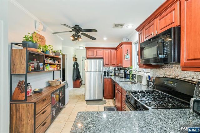 19 Pearl Street, Bloomingdale, NJ 07403