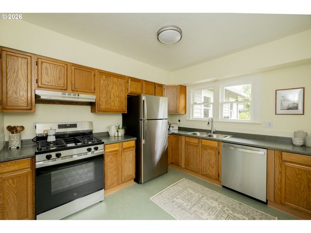 7922 Se SCHILLER St, Portland, OR 97206