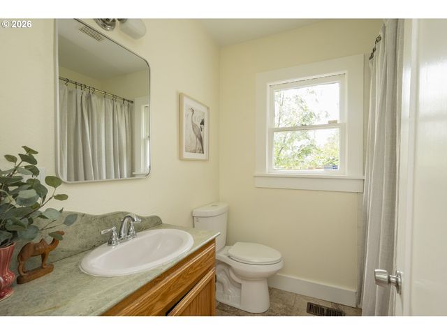 7922 Se SCHILLER St, Portland, OR 97206