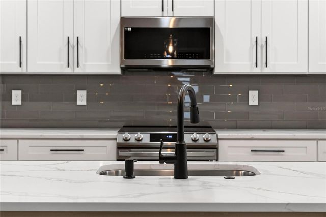 225 HILLSIDE AVENUE, Umatilla, FL 32784