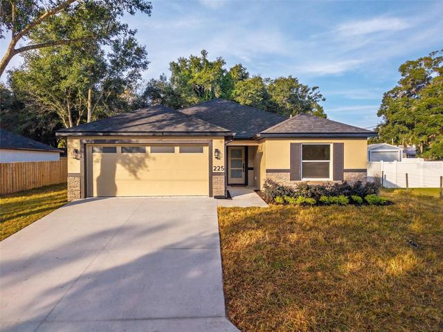 225 HILLSIDE AVENUE, Umatilla, FL 32784