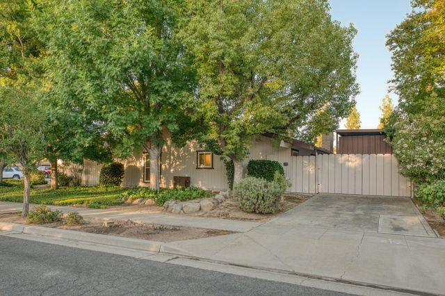 1611 W Mesa Avenue, Fresno, CA 93711