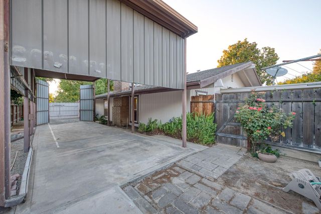 1611 W Mesa Avenue, Fresno, CA 93711