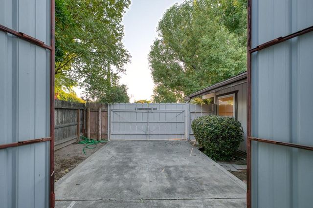 1611 W Mesa Avenue, Fresno, CA 93711