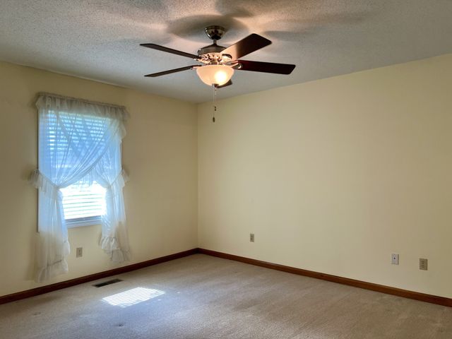 1036 Bowling Green Rd, Franklin, KY 42134