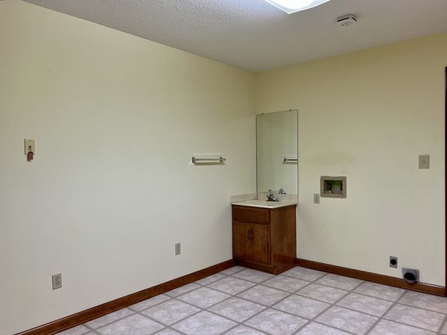 1036 Bowling Green Rd, Franklin, KY 42134