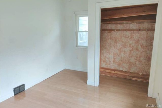 1317 E Muir Avenue, Hazel Park, MI 48030