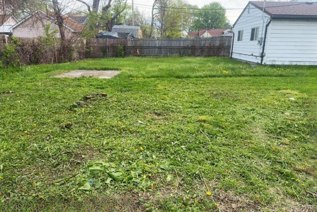 1317 E Muir Avenue, Hazel Park, MI 48030