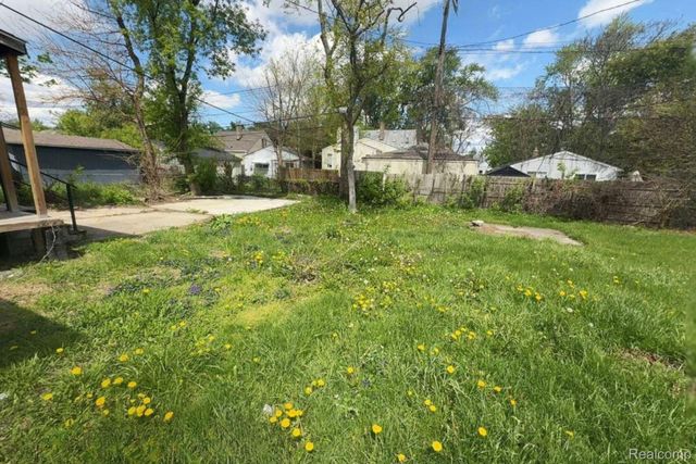1317 E Muir Avenue, Hazel Park, MI 48030