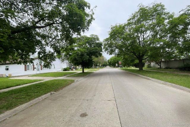 1317 E Muir Avenue, Hazel Park, MI 48030