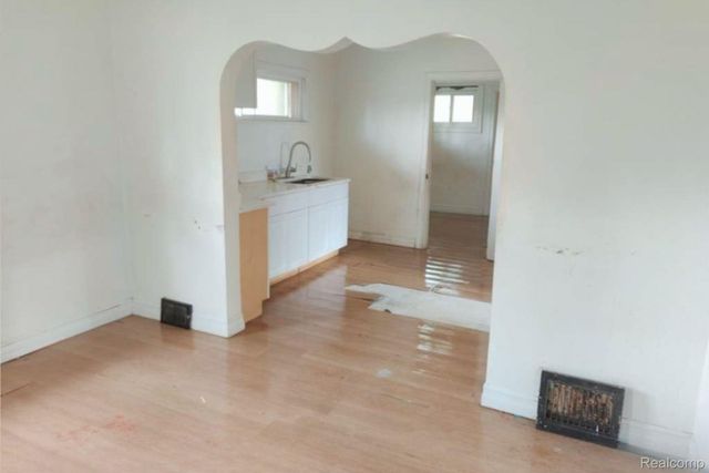1317 E Muir Avenue, Hazel Park, MI 48030