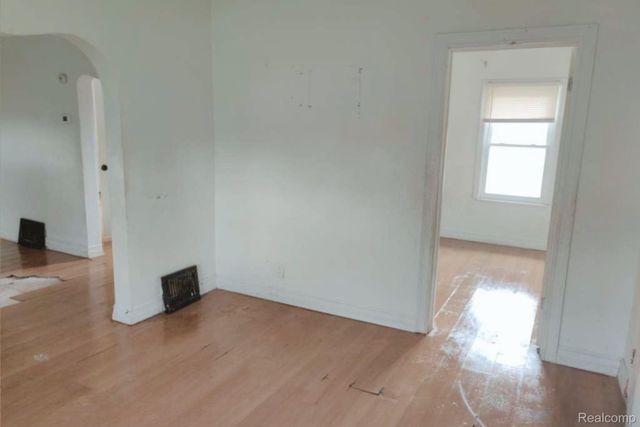 1317 E Muir Avenue, Hazel Park, MI 48030