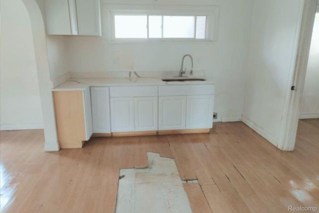 1317 E Muir Avenue, Hazel Park, MI 48030