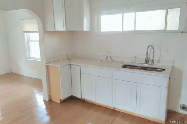 1317 E Muir Avenue, Hazel Park, MI 48030