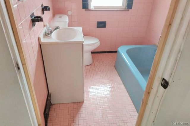 1317 E Muir Avenue, Hazel Park, MI 48030