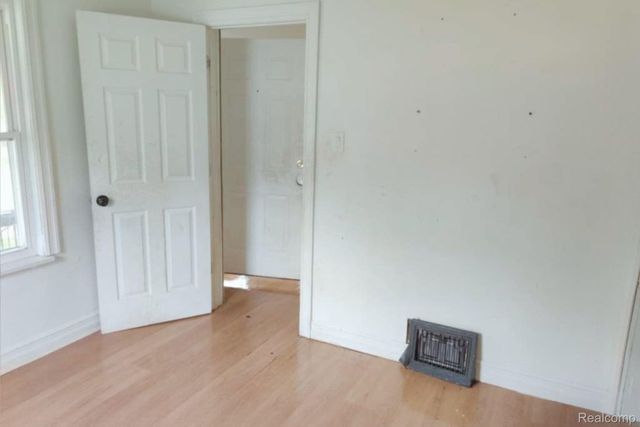 1317 E Muir Avenue, Hazel Park, MI 48030