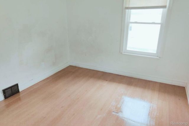 1317 E Muir Avenue, Hazel Park, MI 48030
