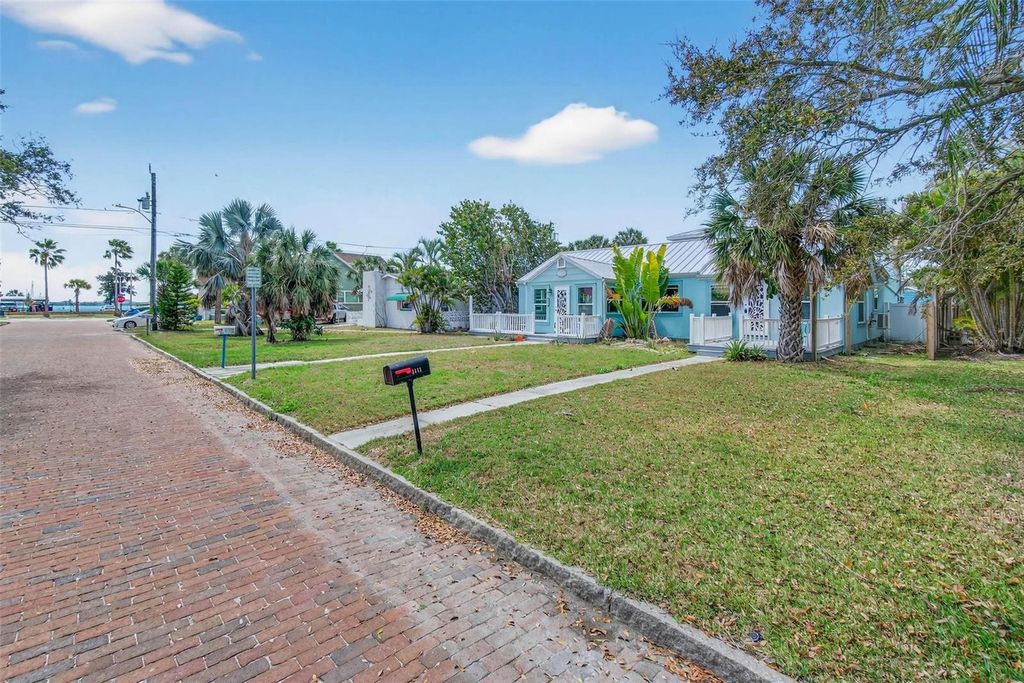 Image 10 of property listing at 3113 57TH STREET S, Gulfport, FL 33707