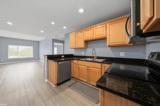 5537 Acorn Lane 101, Sterling Heights, MI 48314