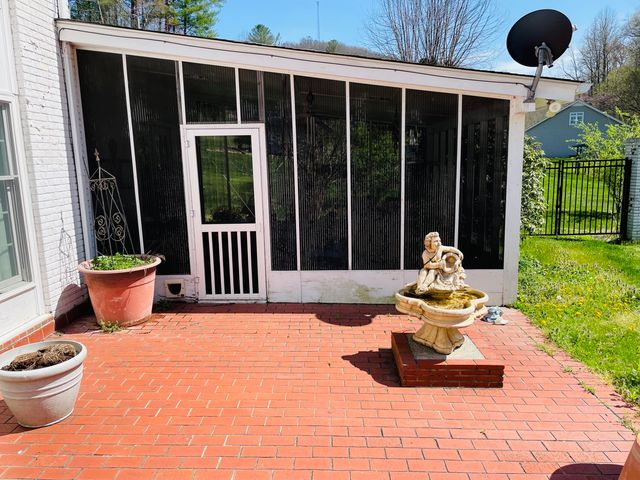 310 Sunny Brook Lane, Heidrick, KY 40949