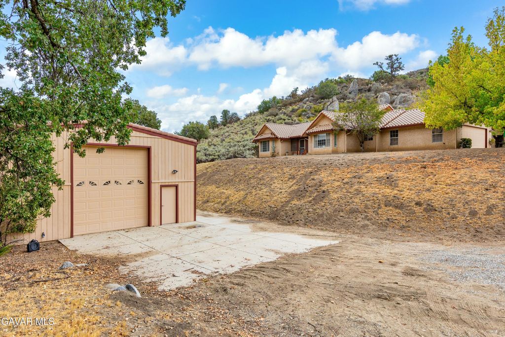 25900 Cumberland Road, Tehachapi, CA 93561
