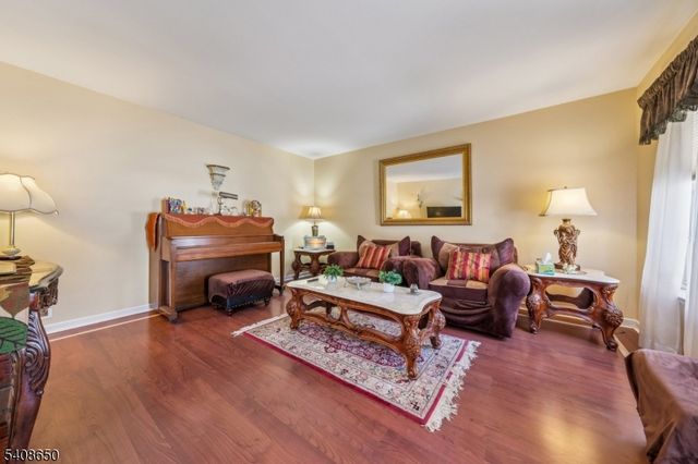 5 Oak Hill Dr, Monroe Twp., NJ 08831