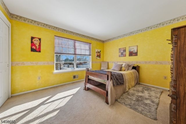 5 Oak Hill Dr, Monroe Twp., NJ 08831