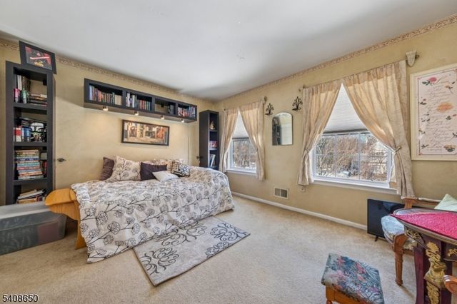 5 Oak Hill Dr, Monroe Twp., NJ 08831