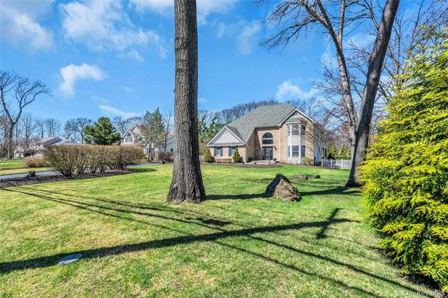 1 Kings Court, Hauppauge, NY 11788