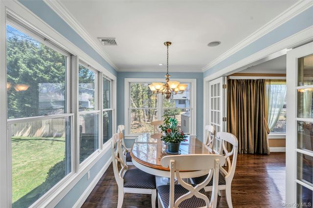 1 Kings Court, Hauppauge, NY 11788