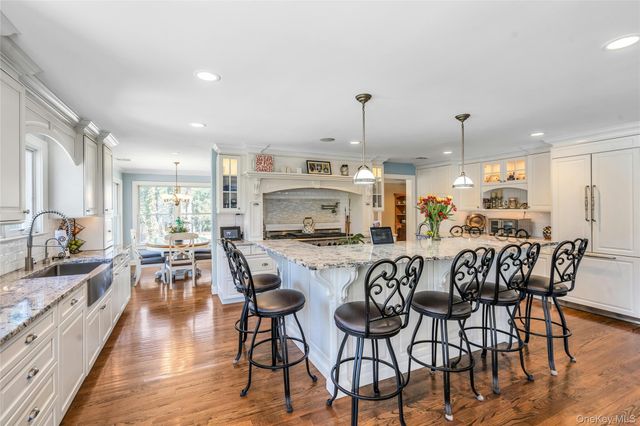 1 Kings Court, Hauppauge, NY 11788