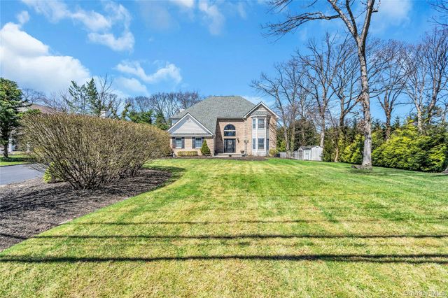 1 Kings Court, Hauppauge, NY 11788