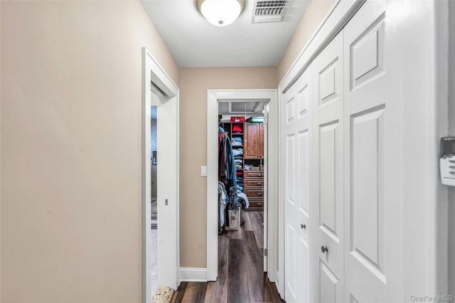 1 Kings Court, Hauppauge, NY 11788