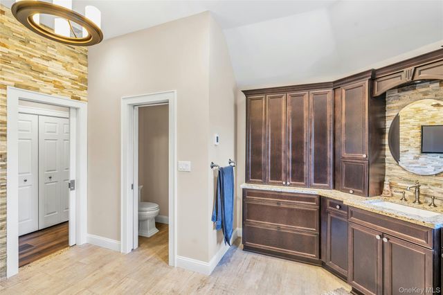 1 Kings Court, Hauppauge, NY 11788
