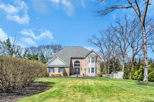 1 Kings Court, Hauppauge, NY 11788