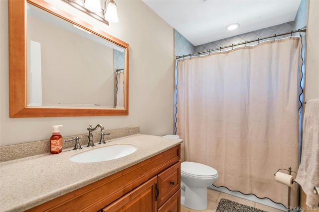 1 Kings Court, Hauppauge, NY 11788