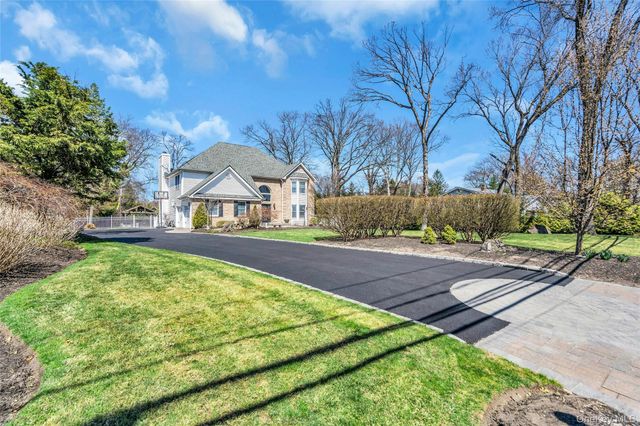 1 Kings Court, Hauppauge, NY 11788