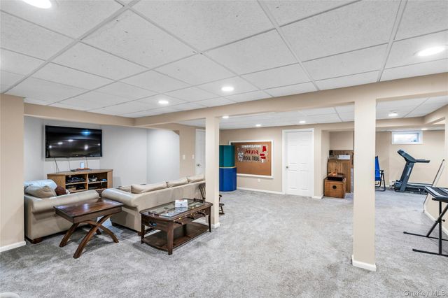 1 Kings Court, Hauppauge, NY 11788