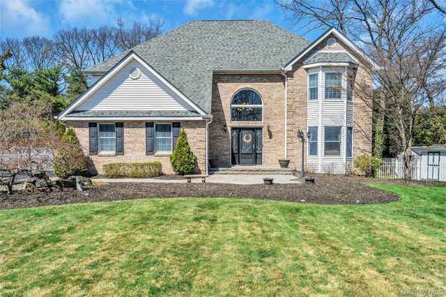 1 Kings Court, Hauppauge, NY 11788