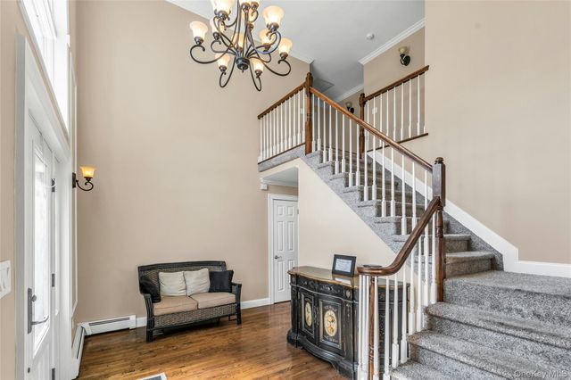 1 Kings Court, Hauppauge, NY 11788