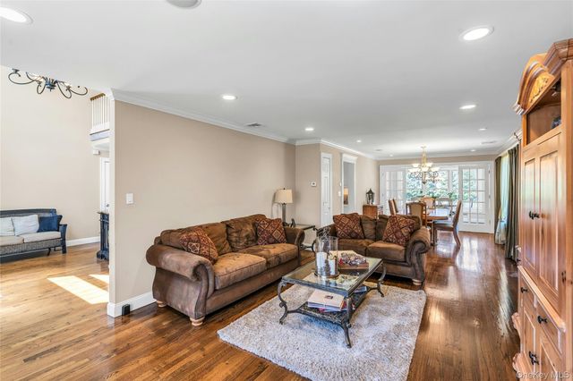 1 Kings Court, Hauppauge, NY 11788