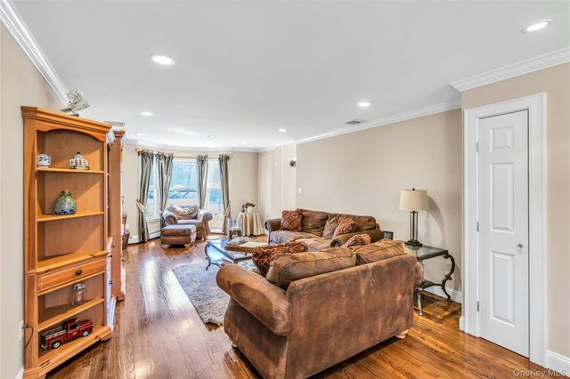 1 Kings Court, Hauppauge, NY 11788