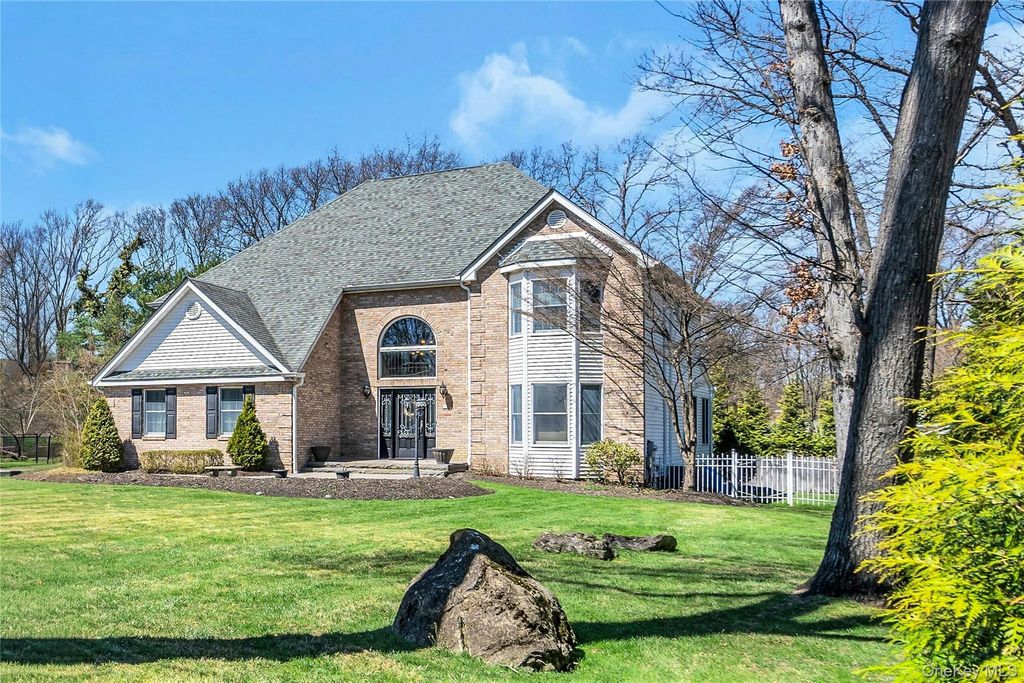 1 Kings Court, Hauppauge, NY 11788