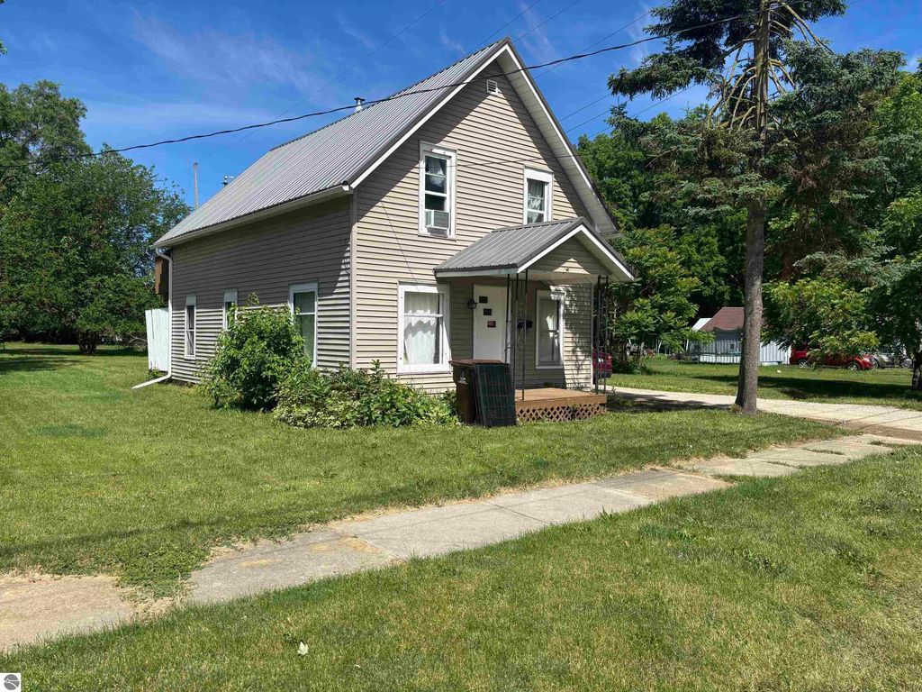 Image 1 of property listing at 313 Pleasant Avenue, Alma, MI 48801