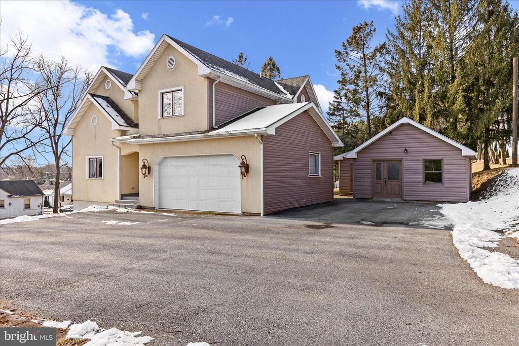 216 N CHARLOTTE ST, Manheim, PA 17545