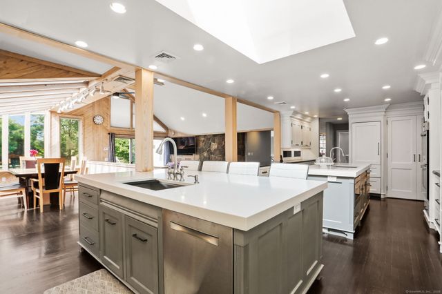 6 Reynwood Manor, Greenwich, CT 06831