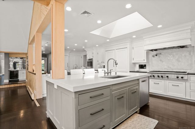 6 Reynwood Manor, Greenwich, CT 06831