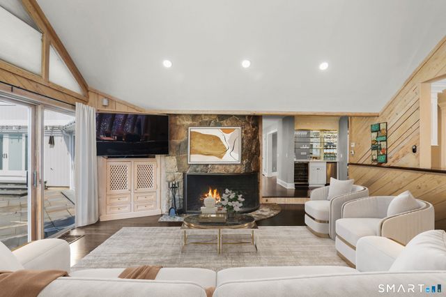 6 Reynwood Manor, Greenwich, CT 06831