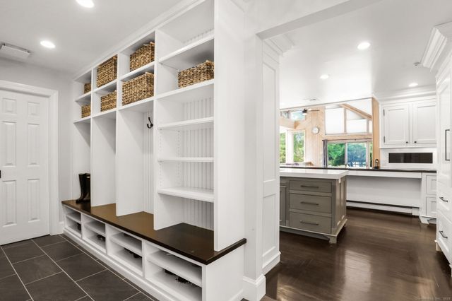 6 Reynwood Manor, Greenwich, CT 06831